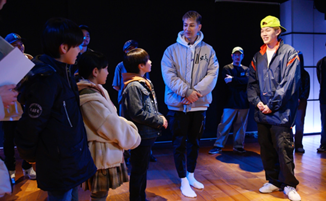 JOYと子どもがライトアップされたスタジオで何やらお話し