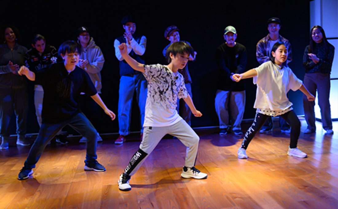 子供のダンスと手拍子で見守る大人