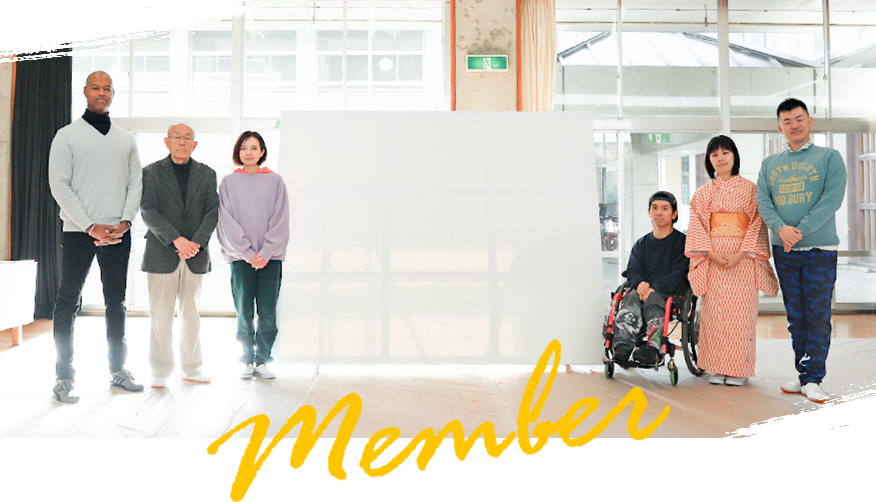 真っ白のキャンバスを挟んで、左に3人、右に3人立っている。